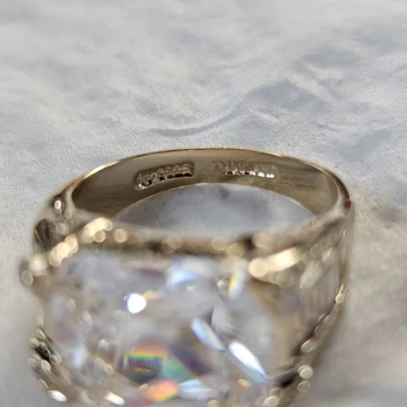 Elegant Silver Women's Ring with Clear Gemstone - Picture 8 of 14